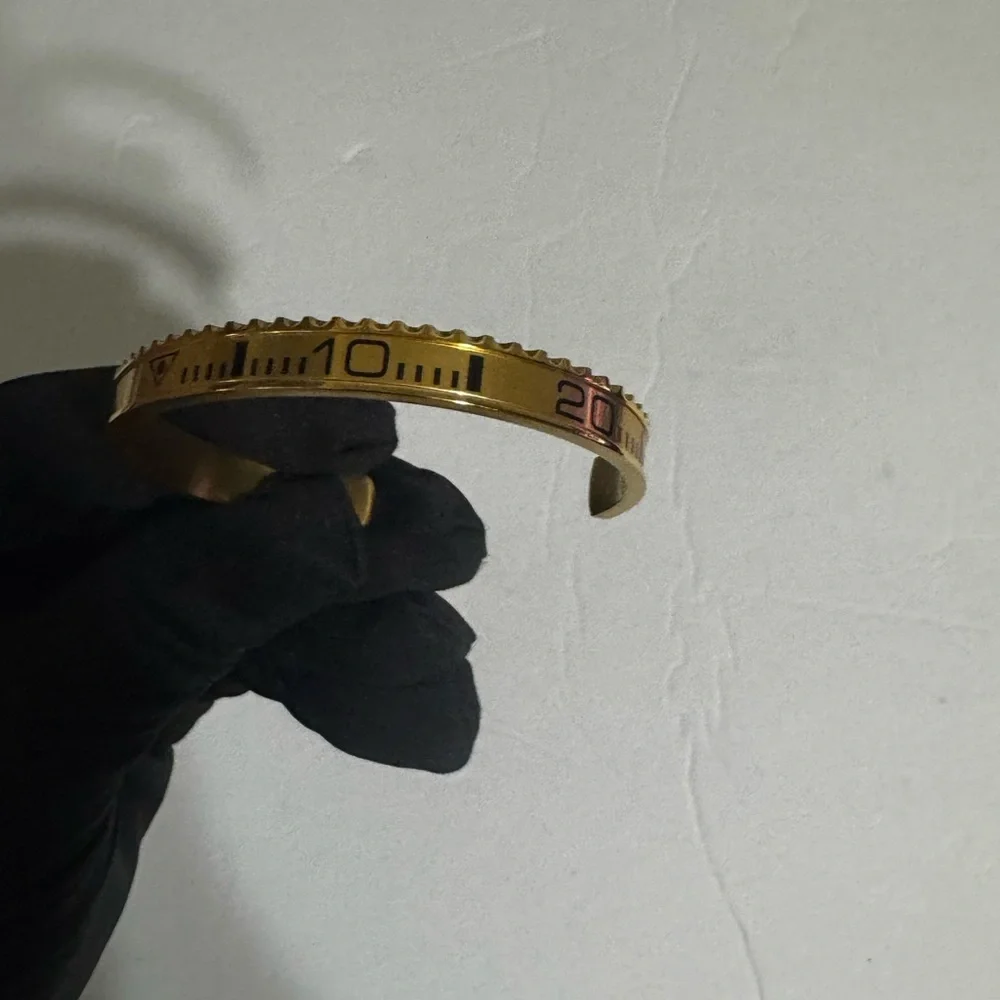 Fashion Jewelry Gold-Plated Roman Numerals Cuff-Bracelet (UNISEX)